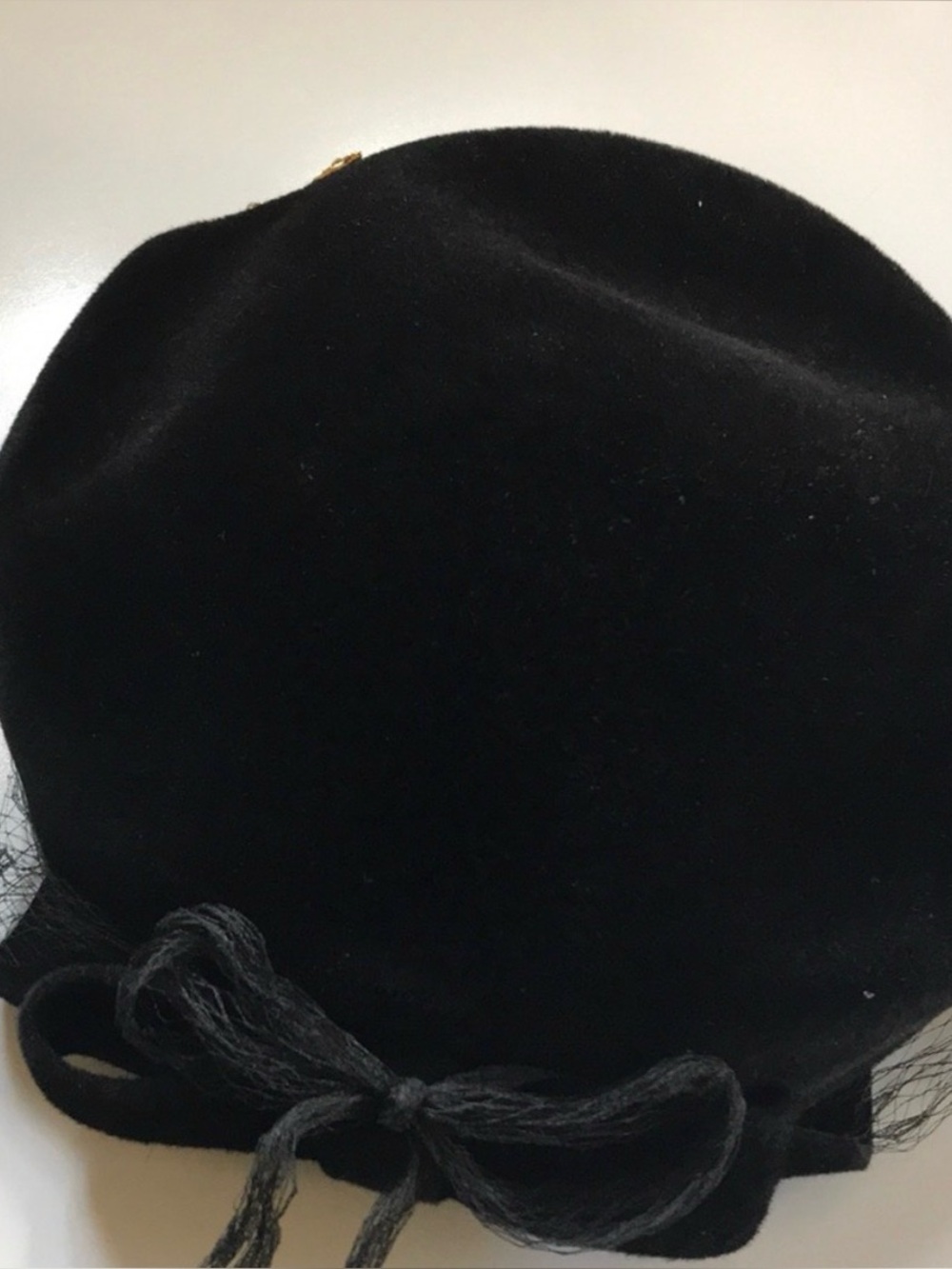 1950s Black Velvet Beret with Gold Crystal Floral Brooch - Picture 8 of 8